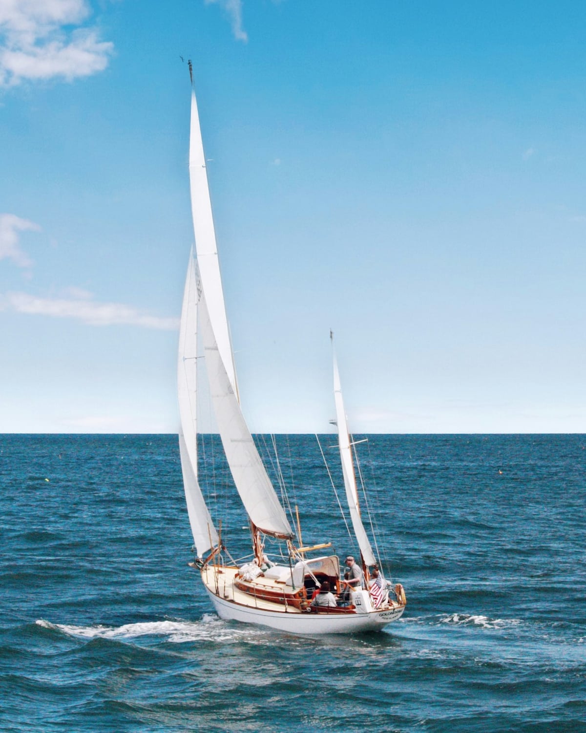Velero clásico navegando a vela